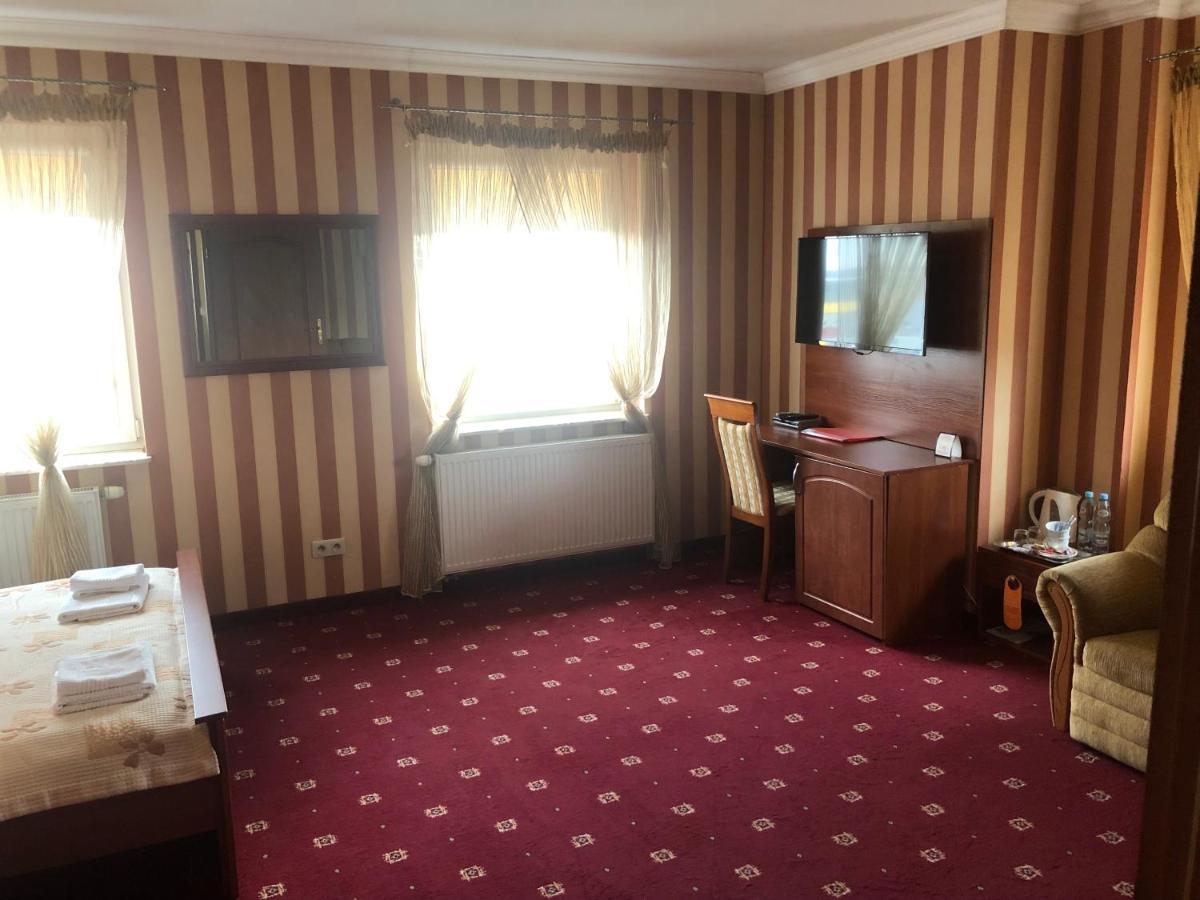 Hotel Arkadia Konskie Экстерьер фото